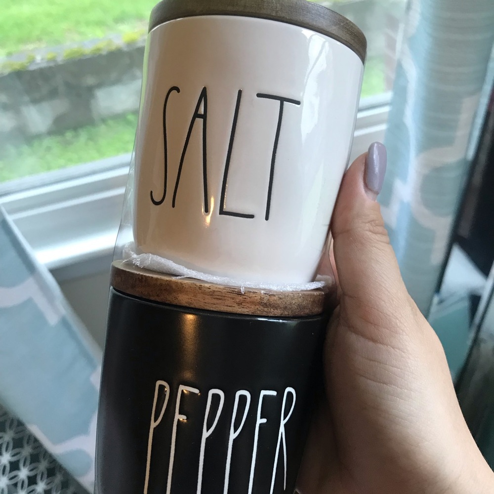 Rae Dunn salt & pepper set
